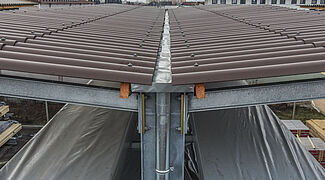 Estante cantilever com telhado