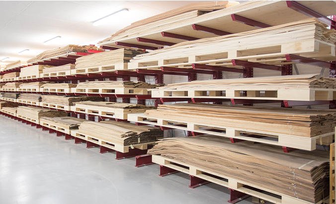 Rote, einseitige Kragarmregale zur Lagerung von Holz